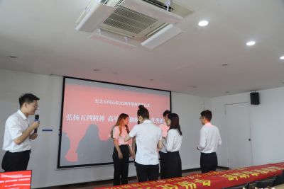 新員工佩戴團徽儀式