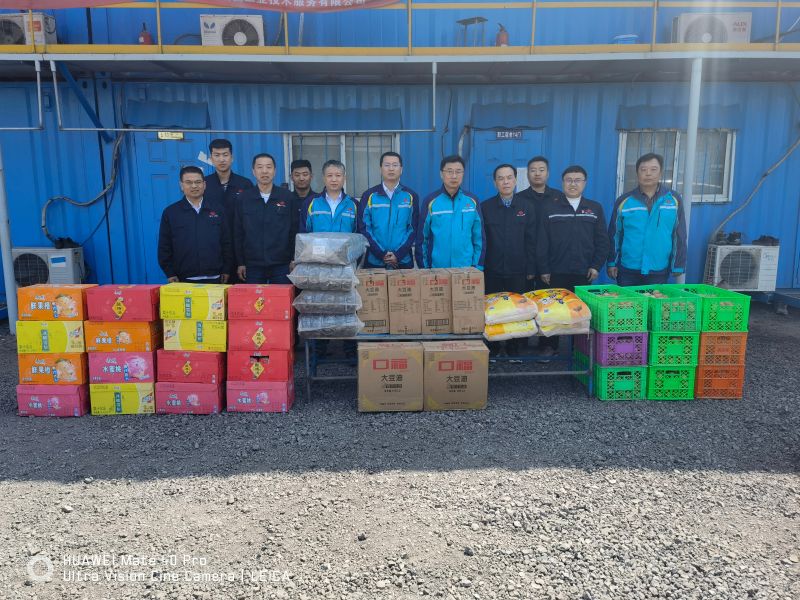 集團(tuán)公司領(lǐng)導(dǎo)慰問施工現(xiàn)場(chǎng)員工