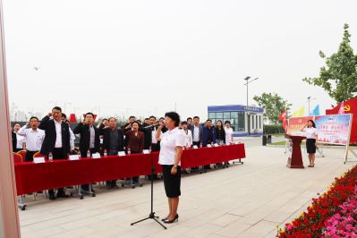 3.悟思想——中國二十二冶集團(tuán)雄安公司黨委書記、紀(jì)委書記、代理工會(huì)主席胡明琦帶領(lǐng)全體黨員重溫入黨誓詞